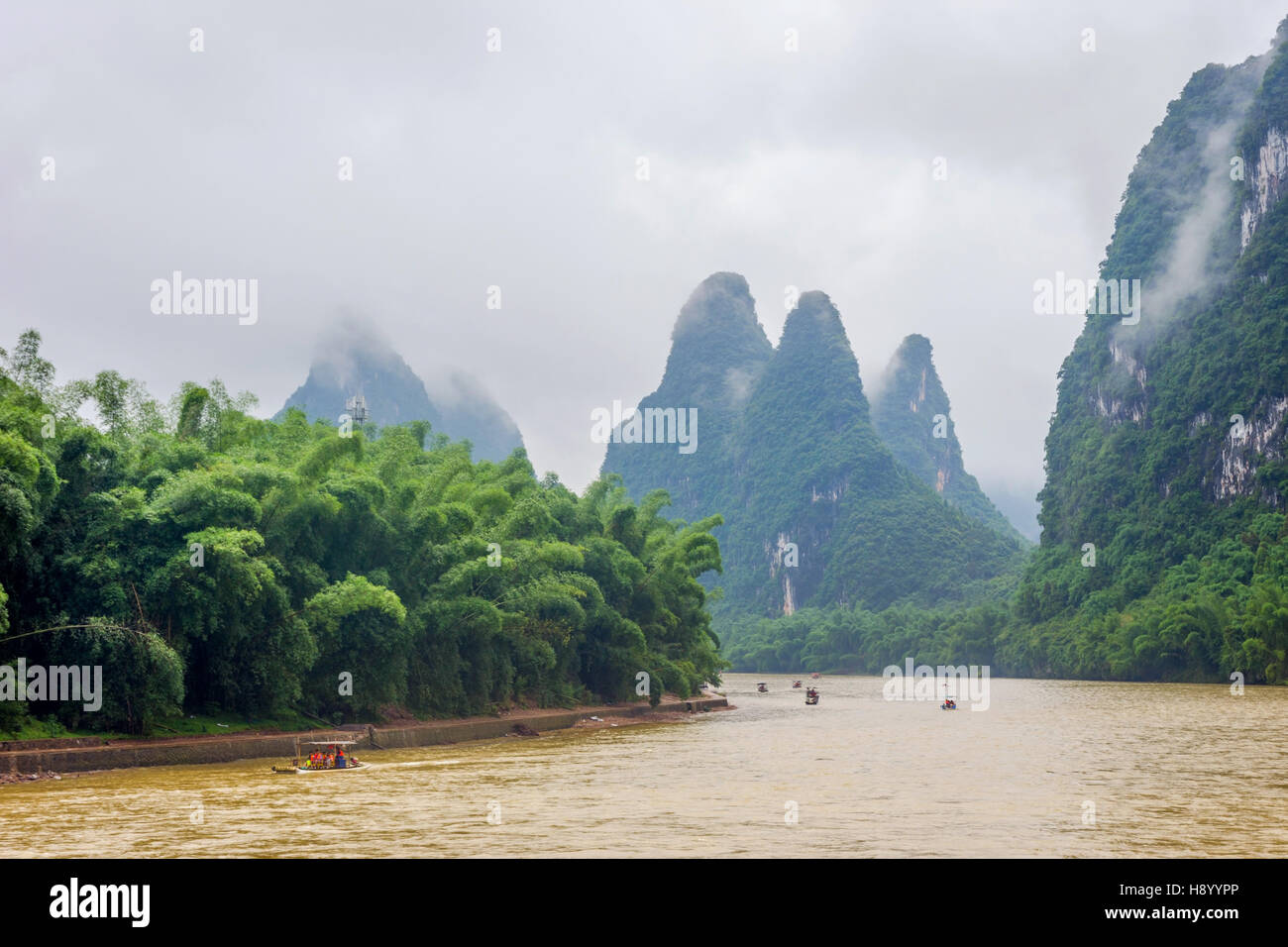 Rivière Li avec les nuages et le brouillard brumeux entouré par de célèbres montagnes karstiques, Zhuang du Guangxi, Chine Banque D'Images