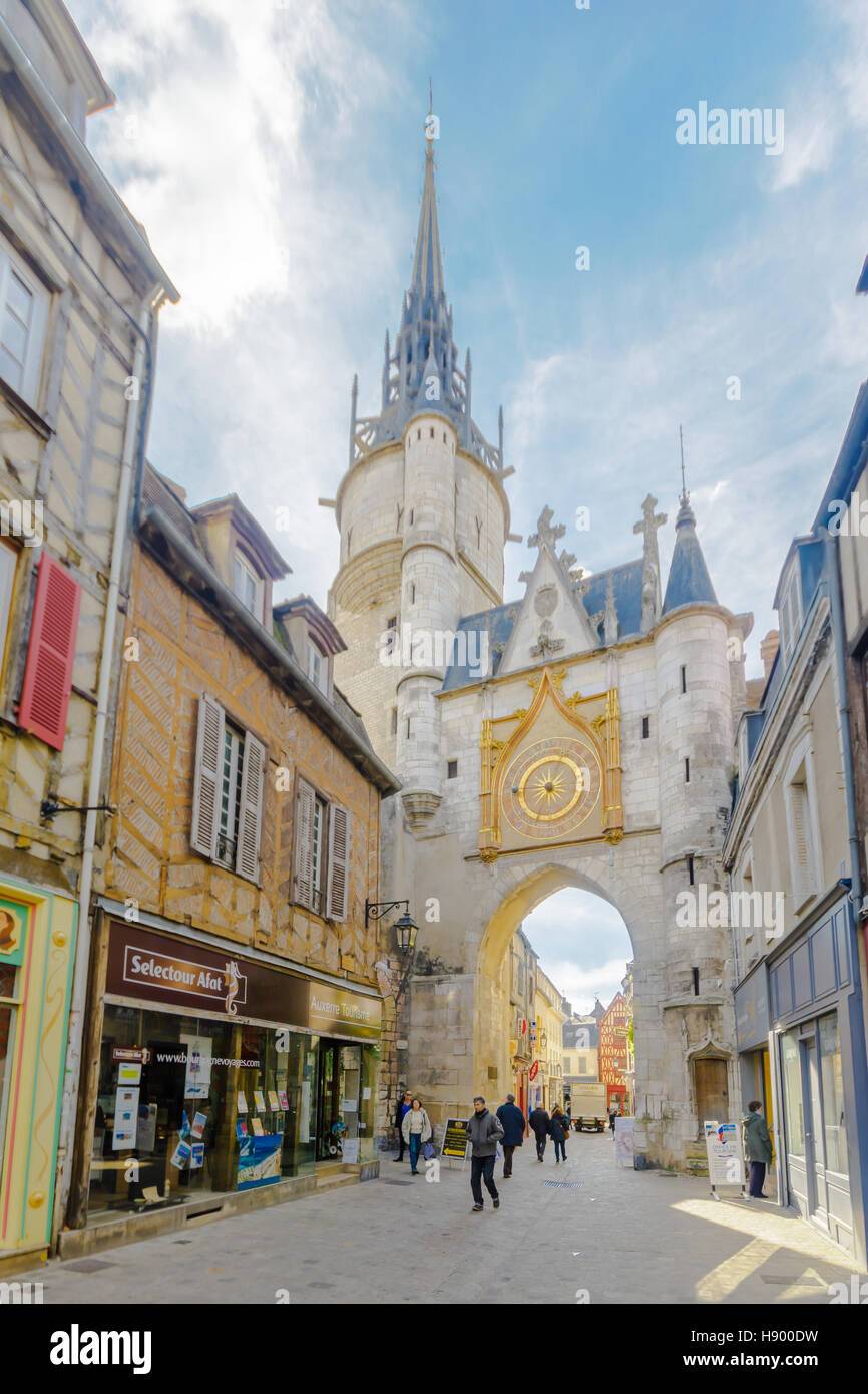 AUXERRE, FRANCE - 12 octobre 2016 : Scène de la tour de l'horloge, et la rue de lHorloge, avec les habitants et visiteurs, à Auxerre, Bourgogne, France Banque D'Images
