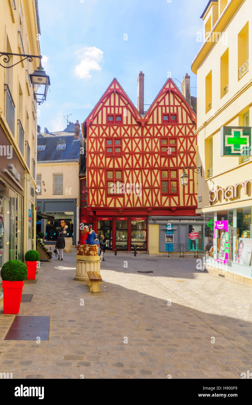AUXERRE, FRANCE - 12 octobre 2016 : scène de la vieille ville, avec les habitants et visiteurs, à Auxerre, Bourgogne, France Banque D'Images