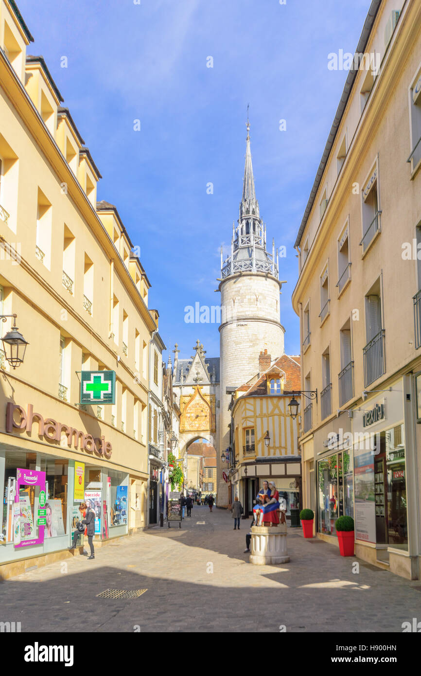 AUXERRE, FRANCE - 12 octobre 2016 : Scène de la tour de l'horloge, et la sculpture de l'écrivain Retif de la bretonne, avec les habitants et les visiteurs, en Auxer Banque D'Images