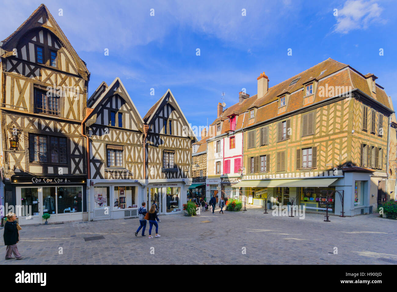 AUXERRE, FRANCE - 12 octobre 2016 : Scène de la Place de lHotel de ville (place de l'hôtel de ville), avec les habitants et visiteurs, à Auxerre, Bourgogne, France Banque D'Images