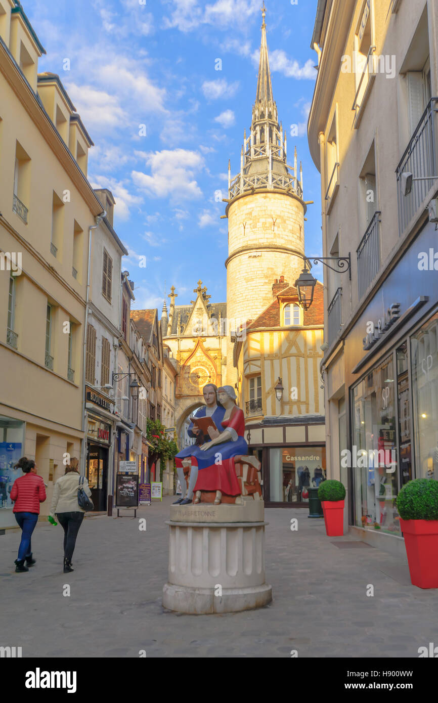 AUXERRE, FRANCE - 12 octobre 2016 : Scène de la tour de l'horloge, et la sculpture de l'écrivain Retif de la bretonne, avec les habitants et les visiteurs, en Auxer Banque D'Images