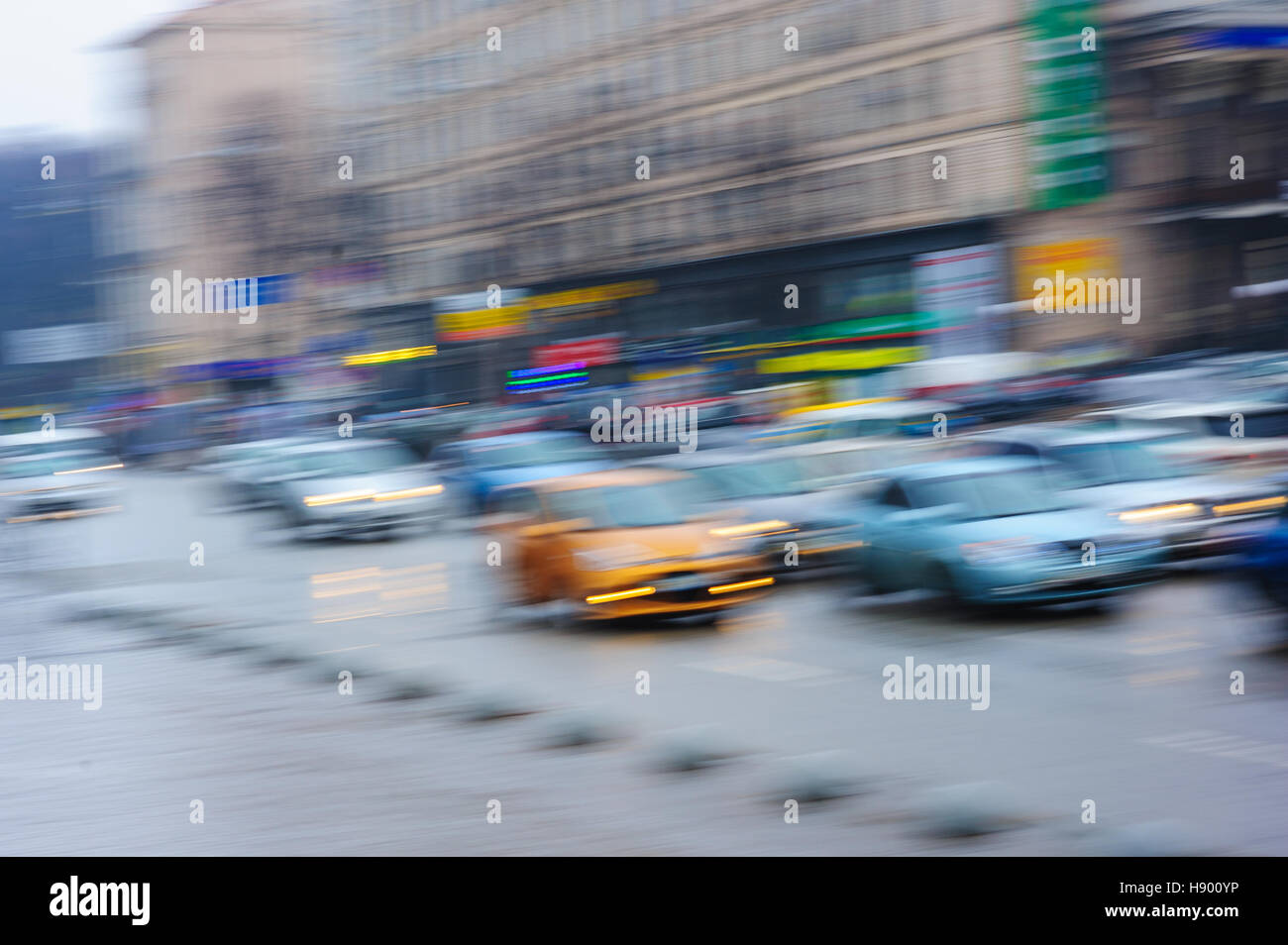 Focus floue de voitures sur la rue en ville Banque D'Images