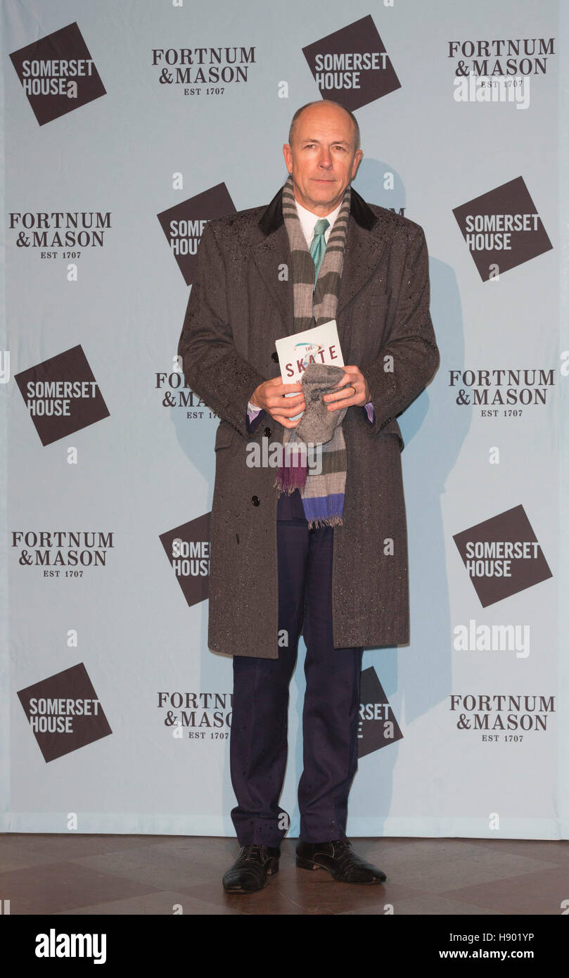 Londres, Royaume-Uni. 16 novembre 2016. Sur la photo : Dylan Jones. Vip assister à la fête de lancement pour les raies à Somerset House à Fortnum & Mason à Somerset House. La patinoire à Somerset House est ouvert du 12 novembre 2016 au 15 janvier 2017. Credit : Bettina Strenske/Alamy Live News Banque D'Images