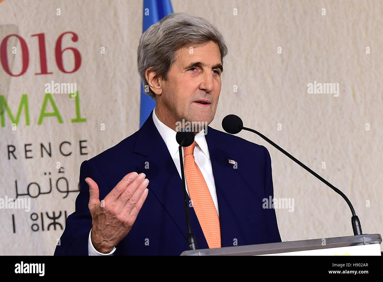 Marrakech, Maroc. 16 Nov, 2016. Le secrétaire d'Etat John Kerry prononce un discours lors de la 22e session de la Conférence des Parties à la Convention-cadre des Nations Unies sur le changement climatique (COP22) à Marrakech, Maroc, le 16 novembre, 2016. John Kerry a prévenu ici mercredi que loin dans la lutte contre le changement climatique serait "un échec moral, une trahison des conséquences dévastatrices.' Credit : Zhao Dingzhe/Xinhua/Alamy Live News Banque D'Images