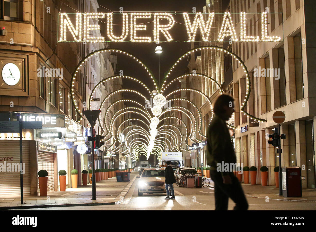 Hamburg, Deutschland. 16 Nov, 2016. Un weihnachtlichen mit Beleuchtung ist  am 16.11.2016 in der Innenstadt à Hambourg der beleuchtete Schriftzug  "Neuer Wall" zu sehen. Suis 21.11.2016 wird die am Neuen  Weihnachtsbeleuchtung angeschaltet