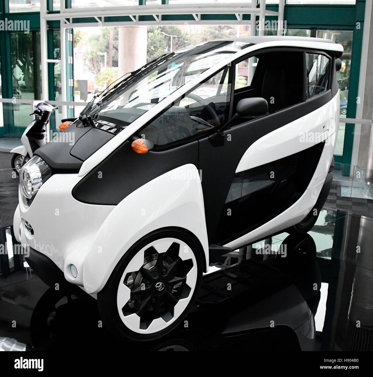 Los Angeles CA. 16 Nov, 2016. Toyota i-ROAD sur l'affichage lors de la journée des médias au salon de l'Auto de Los Angeles mercredi. Le spectacle s'ouvre au public le Nov 18e à la 27e. photos par Gene Blevins/LA DailyNews/ZumaPress. Credit : Gene Blevins/ZUMA/Alamy Fil Live News Banque D'Images