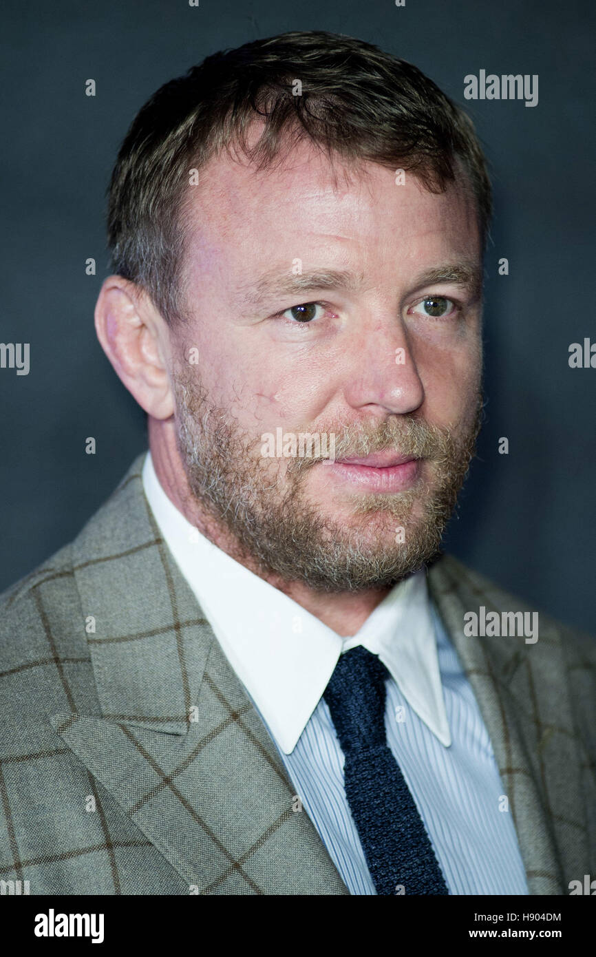 Guy Ritchie assiste à la première européenne de "Vie et habitat des animaux fantastiques" à l'Odeon Leicester Square le 15 novembre 2016 à Londres, en Angleterre. | Verwendung weltweit Banque D'Images