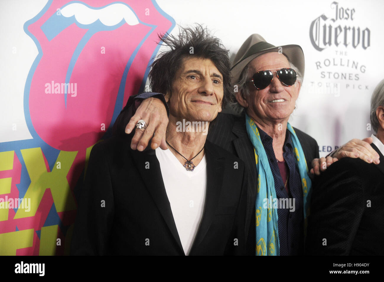 La ville de New York. 15 Nov, 2016. Ronnie Wood et Keith Richards des Rolling Stones à l'exhibitionnisme première à Industria Superstudio, le 15 novembre 2016 à New York. | Verwendung weltweit © dpa/Alamy Live News Banque D'Images