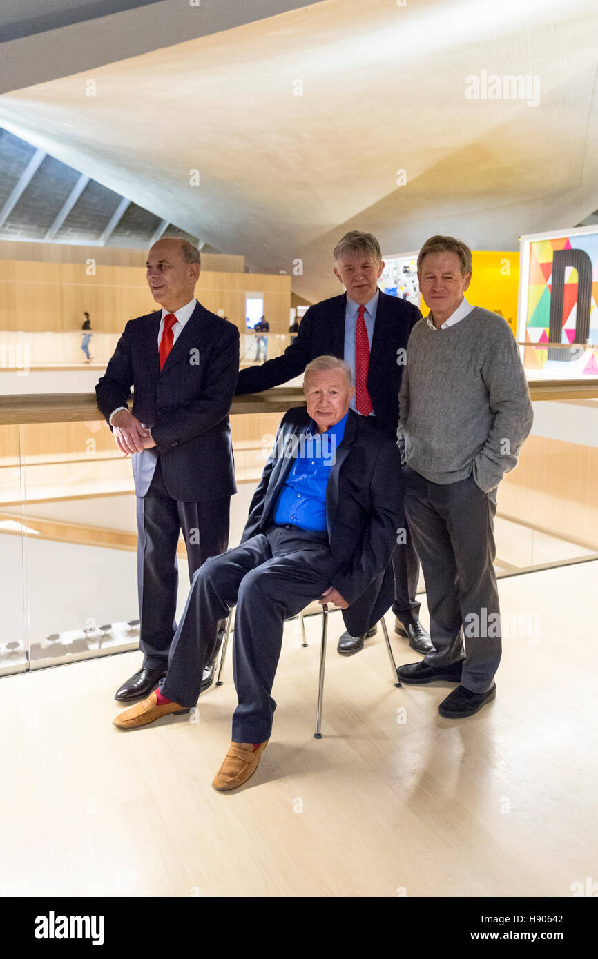 Londres, Royaume-Uni, 17 novembre 2016. Appuyer sur day pour l'ouverture du musée. Sir Terence Conran, fondateur du Design Museum (m), avec Jown Pawson (r), concepteur du musée) et jusqu'au milieu ( Deyan Sudjic, directeur) et de Luqman Arnold (président, à gauche). Le Musée du Design ouvre sa nouvelle maison sur Kensington High Street au public le 24 novembre 2016, galerie avec Kensington, espaces, une collection permanente, d'un restaurant et d'espaces événementiels © Imageplotter News et Sports/Alamy Live News Crédit : Imageplotter News et Sports/Alamy Live News Banque D'Images
