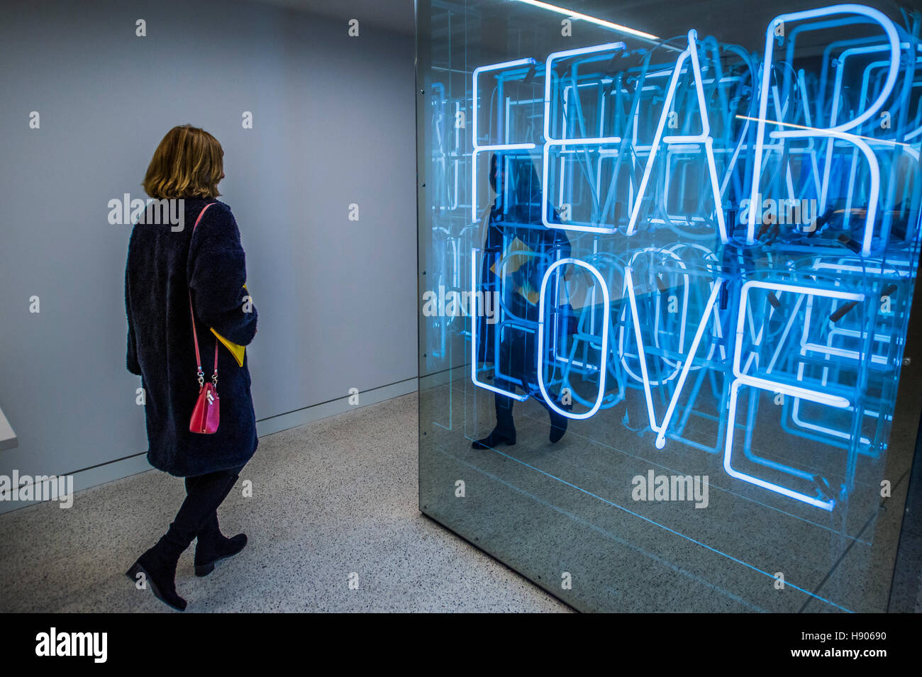 Kensington, London, UK. 17 novembre, 2016. La peur l'amour - le Design Museum a déménagé à Kensington High Street à partir de son ancienne maison en tant qu'établi Londres vue sur les rives de la Tamise. Le nouveau musée sera consacré à la conception et l'architecture contemporaine, une vitrine internationale pour les nombreuses compétences de conception à laquelle la Grande-Bretagne excelle et un centre créatif, la promotion de l'innovation et préparer la prochaine génération de talents. Son Altesse Royale a visité le musée pour voir la transformation d'un bâtiment moderniste des années 1960, qui était l'ancien Commonwealth Institute. © Guy Banque D'Images