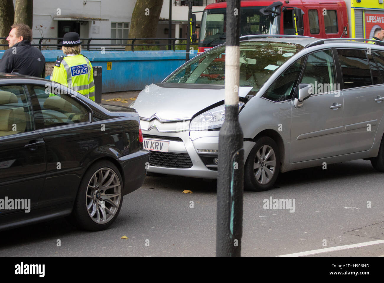 Ladbroke Grove, Londres, 17 novembre 2016. Un bus à impériale écrase dans maison sur Kensal Ladbroke Grove provoquant une réponse majeure de services d'urgence y compris l'ambulance d'air. Selon Ellie Surintendant en chef O'Connor de police rencontré Kensington et Chelsea, 14 personnes y compris le conducteur n'a été blessé, sans le maintien de la vie en danger ou de changer la vie des blessés. Les officiers de police ne seraient pas spéculer sur la cause de l'accident, le Crédit : Paul Davey/Alamy Live News Banque D'Images