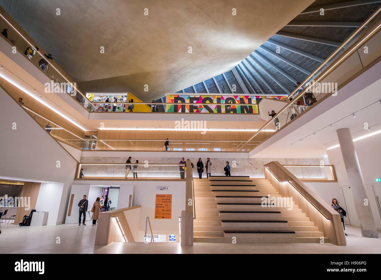 Londres, Royaume-Uni. 17 novembre, 2016. Le Design Museum a déménagé à Kensington High Street à partir de son ancienne maison en tant qu'établi Londres vue sur les rives de la Tamise. Le nouveau musée sera consacré à la conception et l'architecture contemporaine, une vitrine internationale pour les nombreuses compétences de conception à laquelle la Grande-Bretagne excelle et un centre créatif, la promotion de l'innovation et préparer la prochaine génération de talents. Son Altesse Royale a visité le musée pour voir la transformation d'un bâtiment moderniste des années 1960, qui était l'ancien Commonwealth Institute. Crédit : Guy Bell/Alamy Live News Banque D'Images