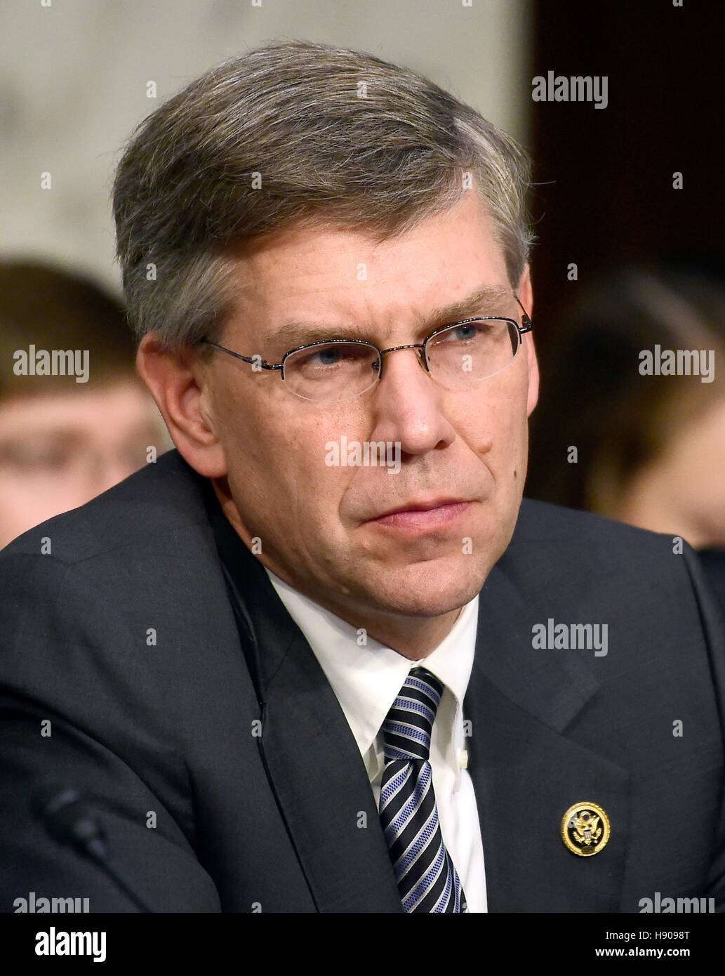 Washington DC, USA. 17 novembre, 2016. Représentant des États-Unis Erik Paulsen (républicain du Minnesota), écoute l'Janet L. Yellen, président, Conseil des gouverneurs du Système de Réserve fédérale témoigne devant le Comité économique mixte du Congrès américain sur "Le Banque D'Images