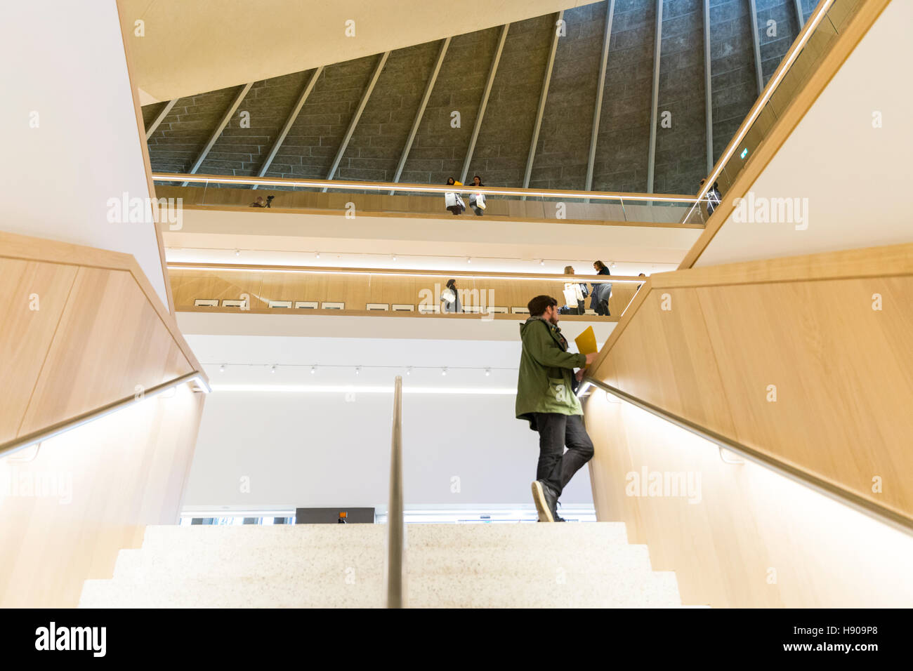 Kensington, London, UK, 17 novembre 2016. Musée de l'atrium central. Appuyer sur day pour l'ouverture du musée. Le Musée du Design ouvre sa nouvelle maison sur Kensington High Street au public le 24 novembre, 2016, avec galeries, une collection permanente, un restaurant et des espaces de l'événement Crédit : Imageplotter News et Sports/Alamy Live News Banque D'Images