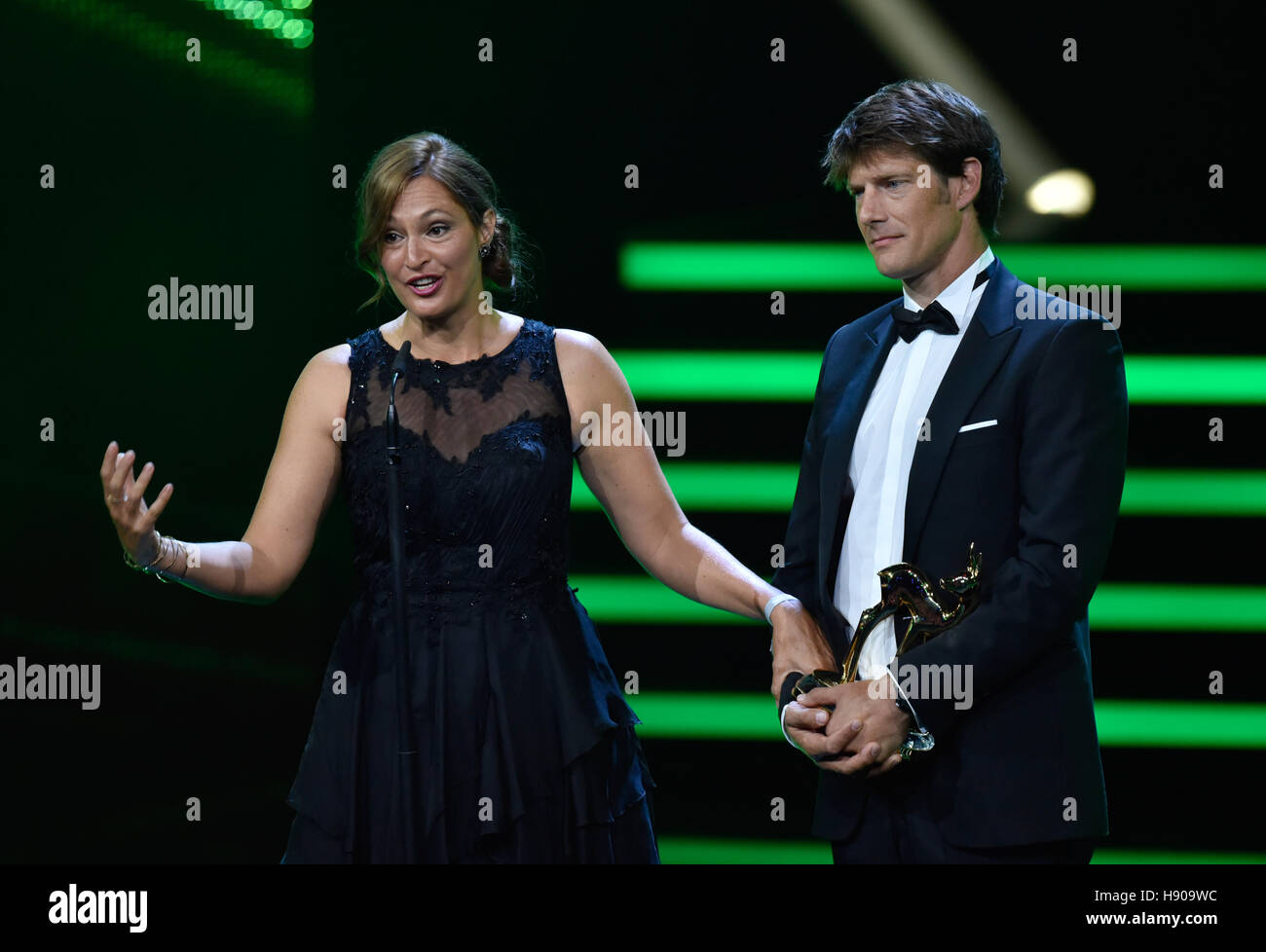 Berlin, Allemagne. 17 novembre, 2016. La faune du Kenya et de documentariste conservationist Saba Douglas-Hamilton et son mari Frank Pope à partir de l'organisation "Save the elephants" reçoivent le 'Notre Terre' Bambi Bambi Award à la 68e cérémonie de remise des prix des médias à Berlin, Allemagne, 17 novembre 2016. Photo : CLEMENS BILAN/dpa/Alamy Live News Banque D'Images