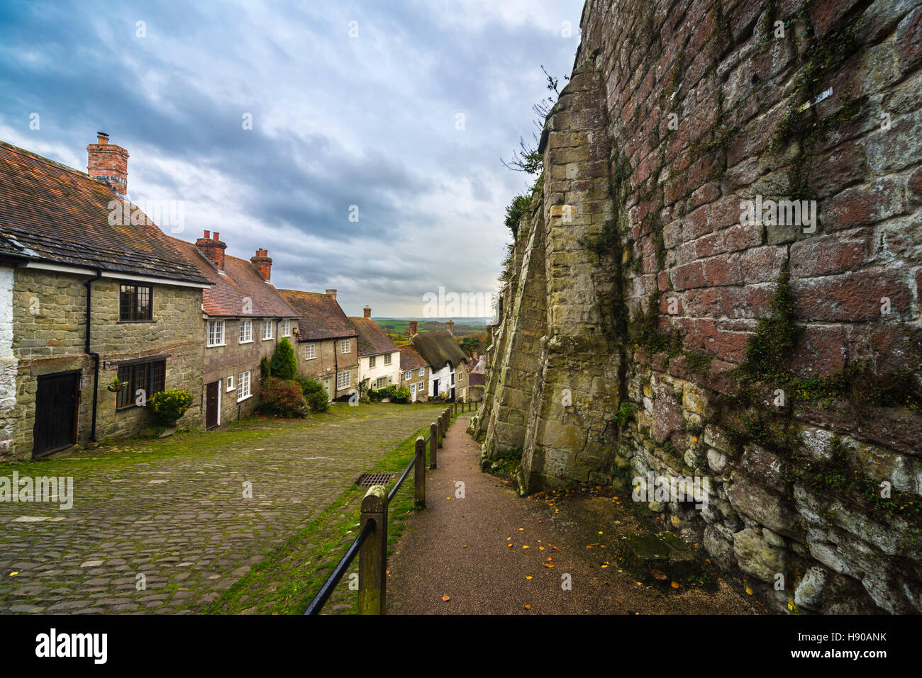 Gold Hill, Shaftesbury, Dorset, UK. 17 novembre 2016. Météo britannique. Au-dessus du nuage d'épaississement or iconique Hill cottages et route pavée à Shaftesbury, dans le Dorset. La colline d'or a été rendu célèbre dans les années 1970 quand il a été utilisé comme emplacement pour le célèbre pain Hovis annonce. La colline est flanquée d'un côté par l'abbaye historique des murs de jardin. Photo : Graham Hunt/Alamy Live News Banque D'Images