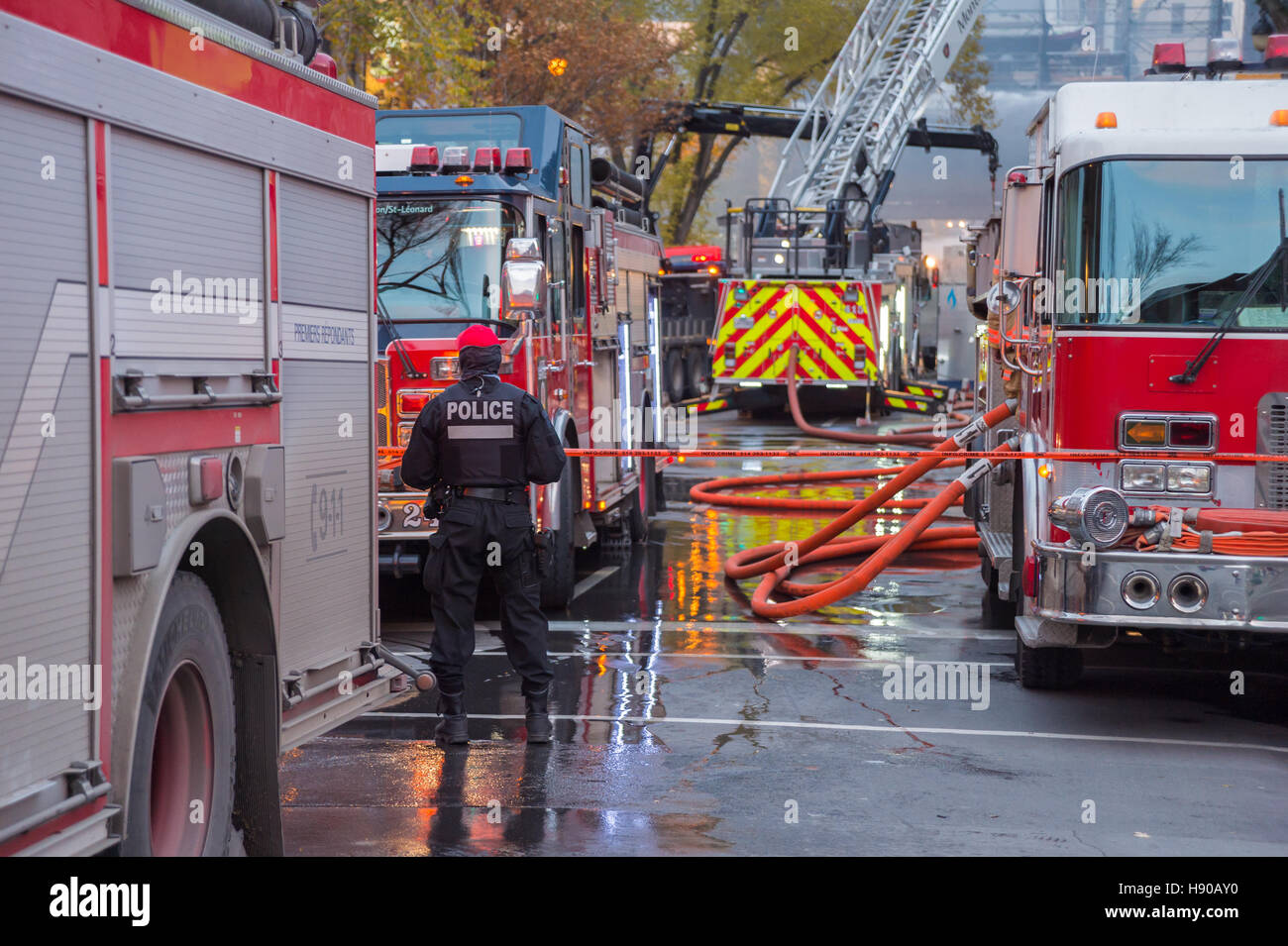 Montréal, Canada. 17 novembre 2016. Montréal : Les pompiers travaillent sur l'historique bâtiment en feu dans le quartier chinois. Robillard bâtiment a été célèbre pour avoir accueilli la première projection de film au Canada en 1896. Crédit : Marc Bruxelles/Alamy Live News Banque D'Images