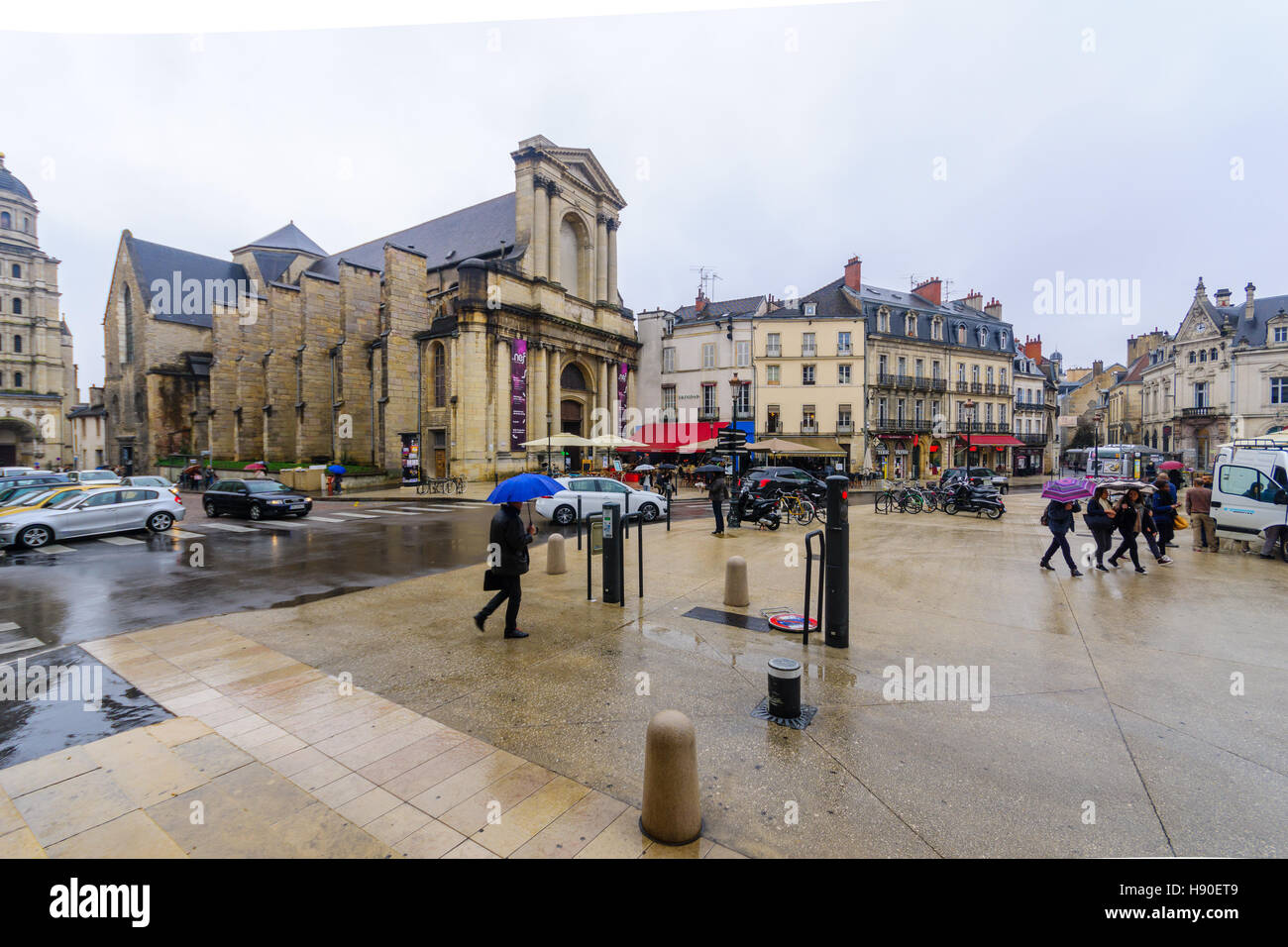 DIJON, FRANCE - 14 octobre 2016 : scène de rue à la place du théâtre, avec ses vieilles maisons typiques, les habitants et visiteurs, à Dijon, Bourgogne, France Banque D'Images