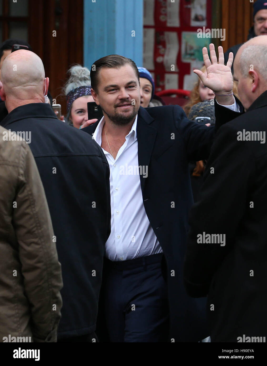 Légende générique Leonardo DiCaprio arrive pour une visite à domicile par morsure sociale sandwicheries à Édimbourg, qui travaillent pour aider les sans-abri. Banque D'Images