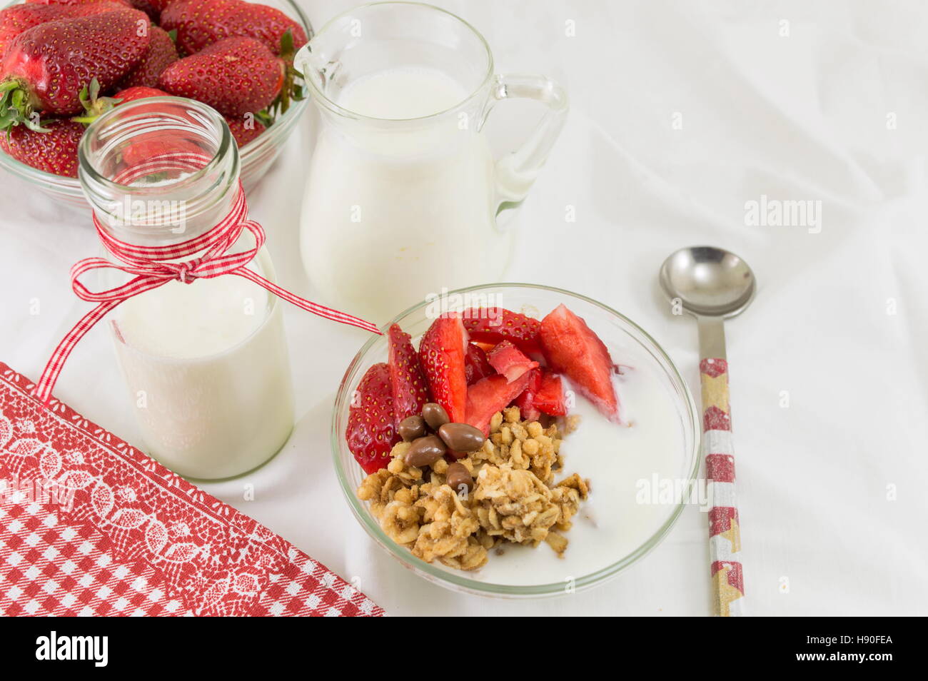 Granola, de fraises fraîches et de lait. Les ingrédients du petit-déjeuner sain Banque D'Images