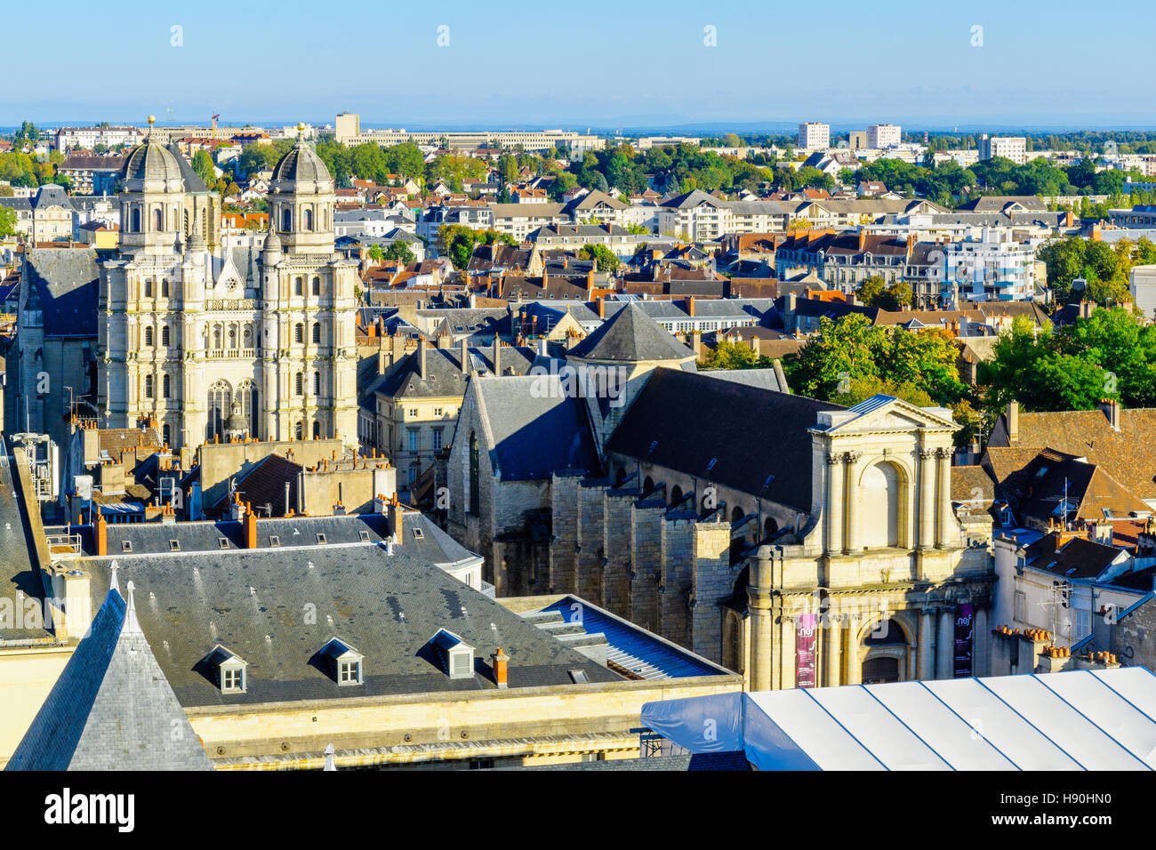 DIJON, FRANCE - 15 octobre 2016 : Une vue aérienne du centre historique de la ville, avec l'église St Michel, à Dijon, Bourgogne, France Banque D'Images