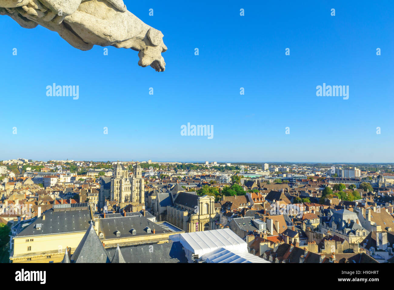 DIJON, FRANCE - 15 octobre 2016 : Une vue aérienne du centre historique de la ville, avec une gargouille et l'église Saint-Michel, à Dijon, Bourgogne, Fr Banque D'Images