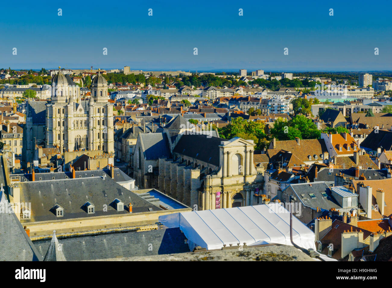 DIJON, FRANCE - 15 octobre 2016 : Une vue aérienne du centre historique de la ville, avec l'église St Michel, à Dijon, Bourgogne, France Banque D'Images