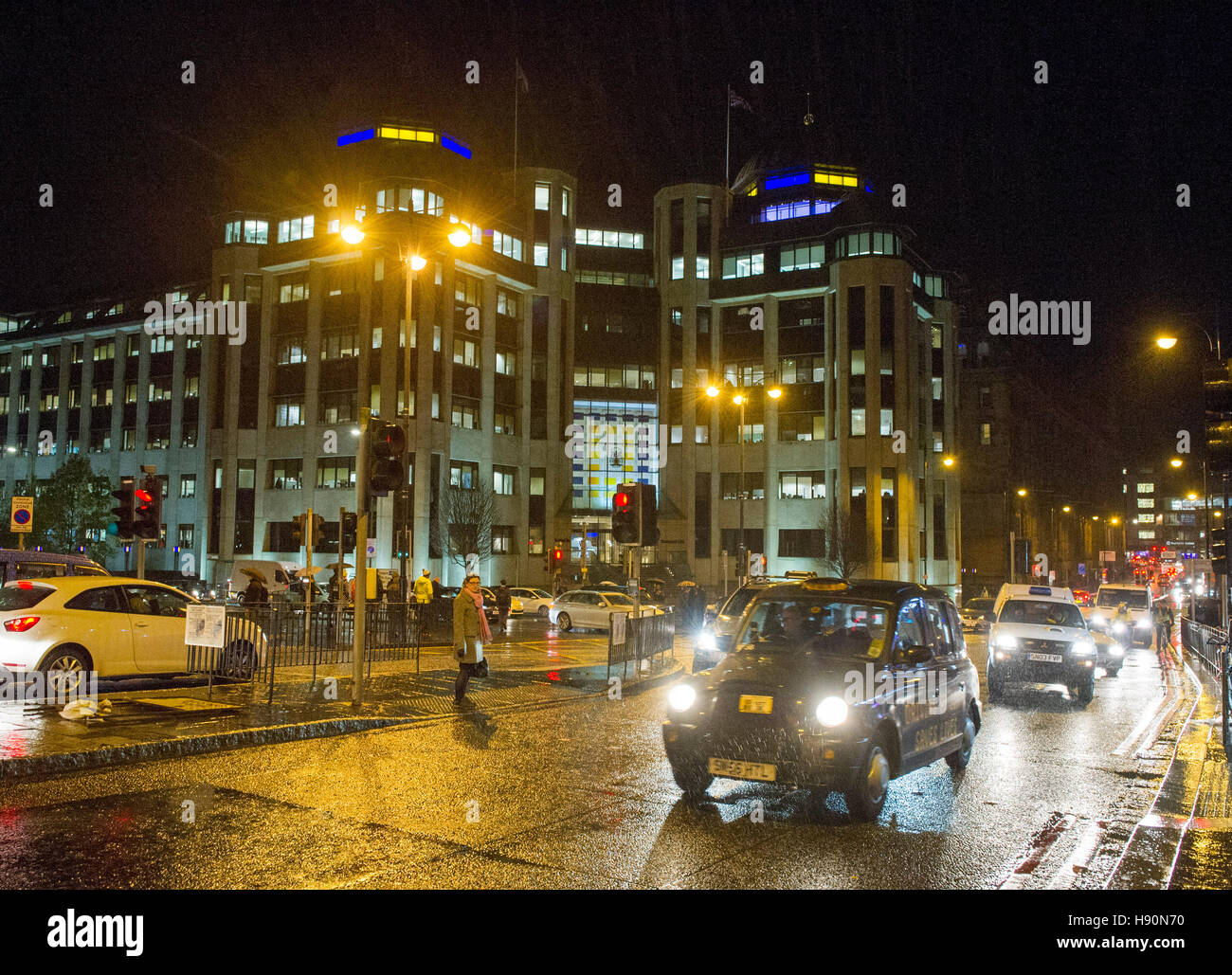 Lothian Road dans le quartier financier d'Édimbourg sur une nuit humide durant les heures de pointe. Banque D'Images