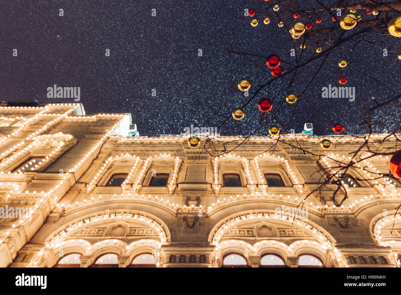 Décorations de Noël en face de allumé en façade du grand magasin Central de la gomme sur la Place Rouge à Moscou, Russie. Banque D'Images