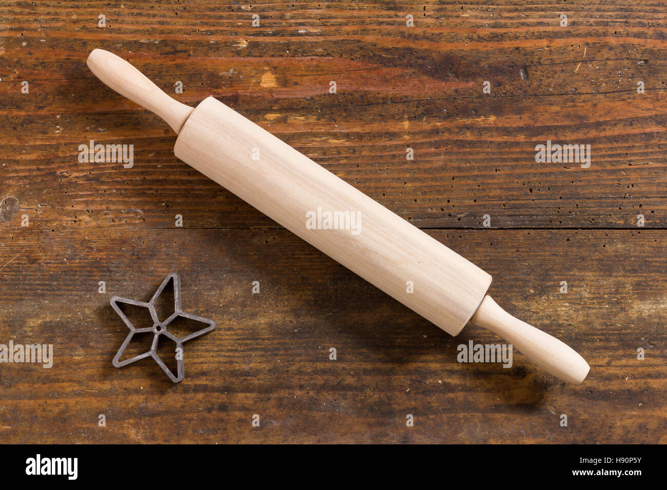 Rouleau à pâtisserie et allant au four star comme fond de Noël - top view still life organisé sur planche de bois y compris copie espace Banque D'Images