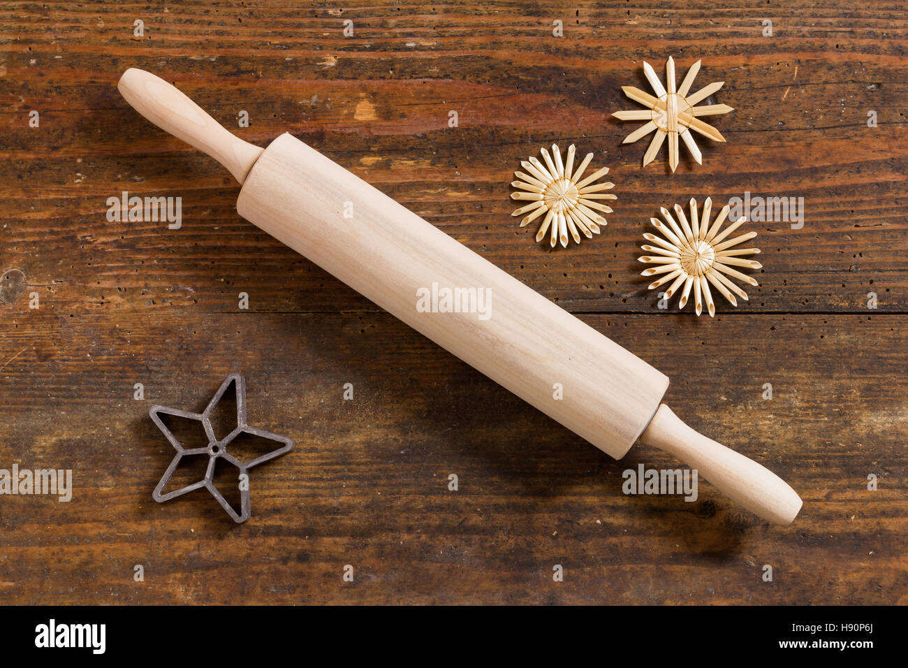 Rouleau à pâtisserie et allant au four et les étoiles comme image d'arrière-plan pour Noël - top view still life organisé sur weathered wooden board Banque D'Images