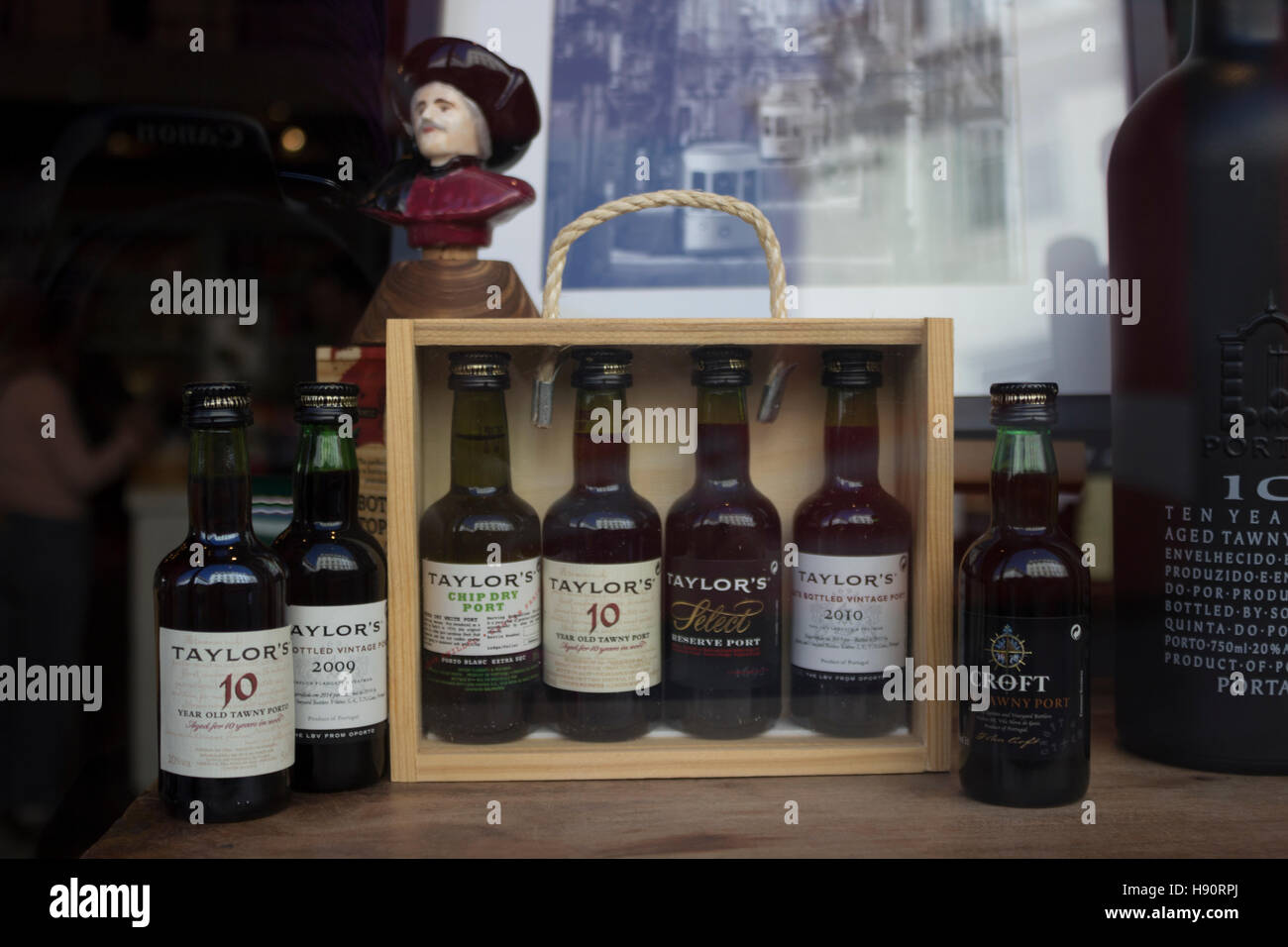 Set de vin set de voyage dans un port, vitrine de souvenirs. Banque D'Images