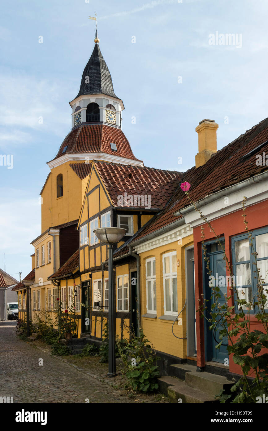 Le Vieux clocher de l'église de St Nicolas et maisons colorées dans la ville de Middelfart, Danemark Banque D'Images