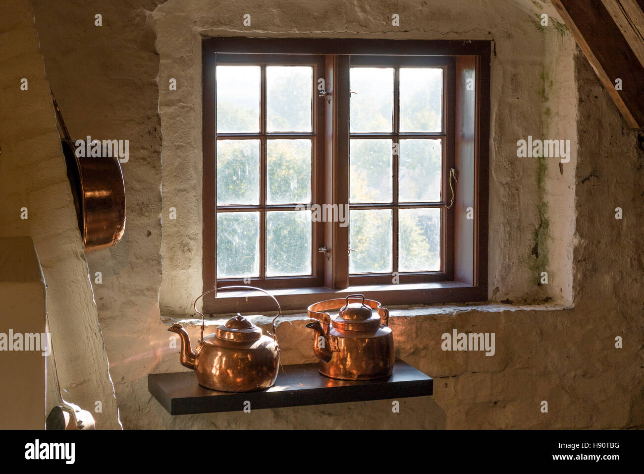 Bouilloires en cuivre dans la cuisine en Egeskov castle, Fionie, Danemark,Kvaendrup Banque D'Images
