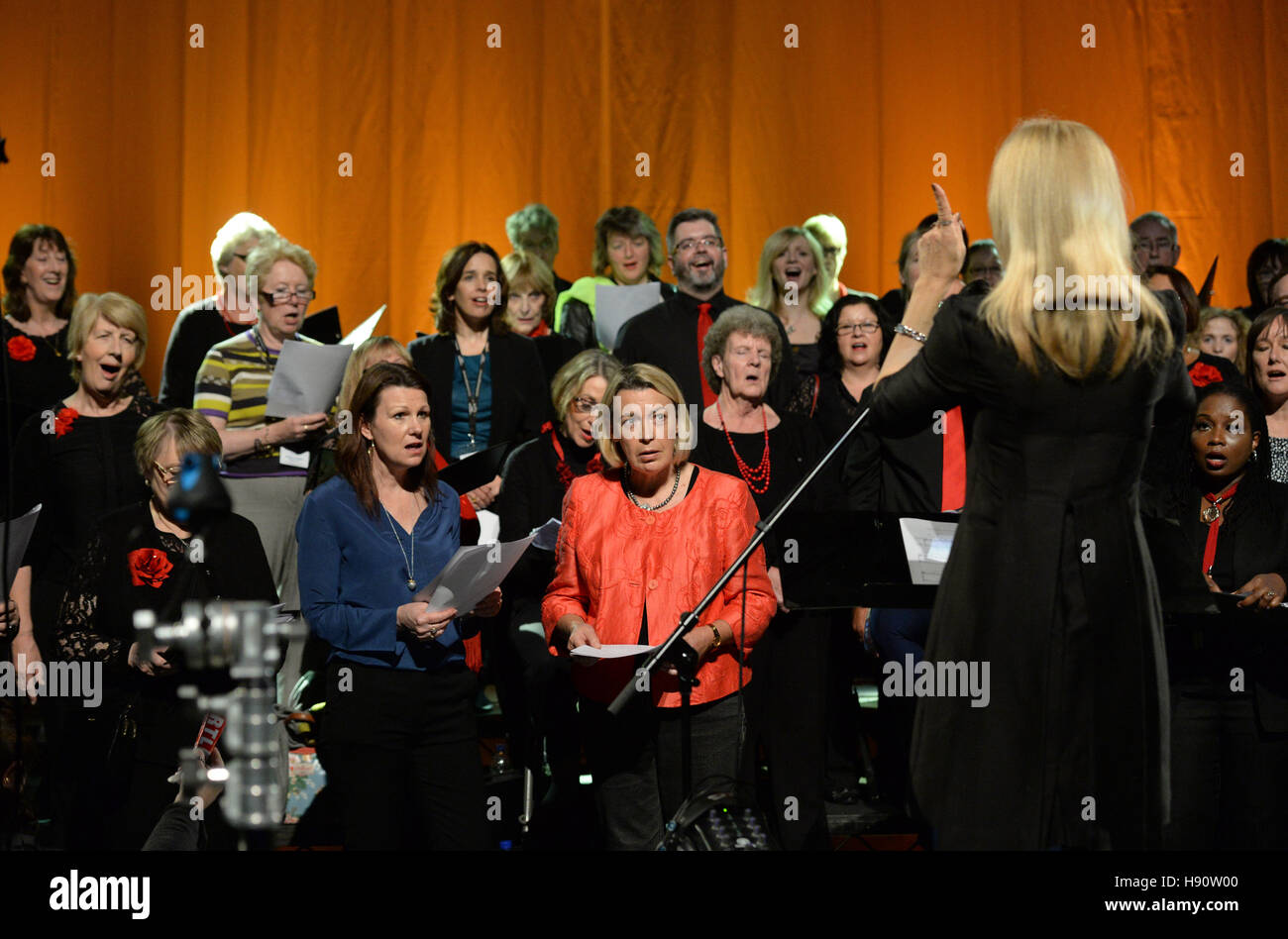 Les Rolling Stones' chef et directeur musical Suzi Digby mène un groupe de politiciens et de membres de la Royal Opera House Thurrock Community Chorus d'enregistrer un organisme de bienfaisance pour l'unique Jo Cox à la Fondation Centre Backstage à Purfleet, Essex, l'unique, qui sera publié l'année prochaine, pour marquer le lancement de la Jo Cox Foundation - une organisation à recueillir des fonds pour des causes à la fin Batley et Spen MP. Banque D'Images