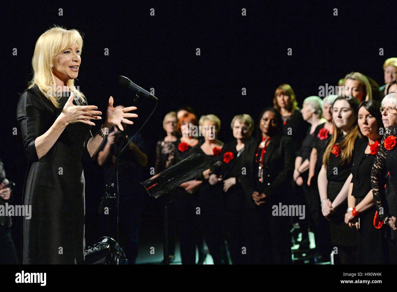 Les Rolling Stones' chef et directeur musical Suzi Digby mène un groupe de politiciens et de membres de la Royal Opera House Thurrock Community Chorus d'enregistrer un organisme de bienfaisance pour l'unique Jo Cox à la Fondation Centre Backstage à Purfleet, Essex, l'unique, qui sera publié l'année prochaine, pour marquer le lancement de la Jo Cox Foundation - une organisation à recueillir des fonds pour des causes à la fin Batley et Spen MP. Banque D'Images