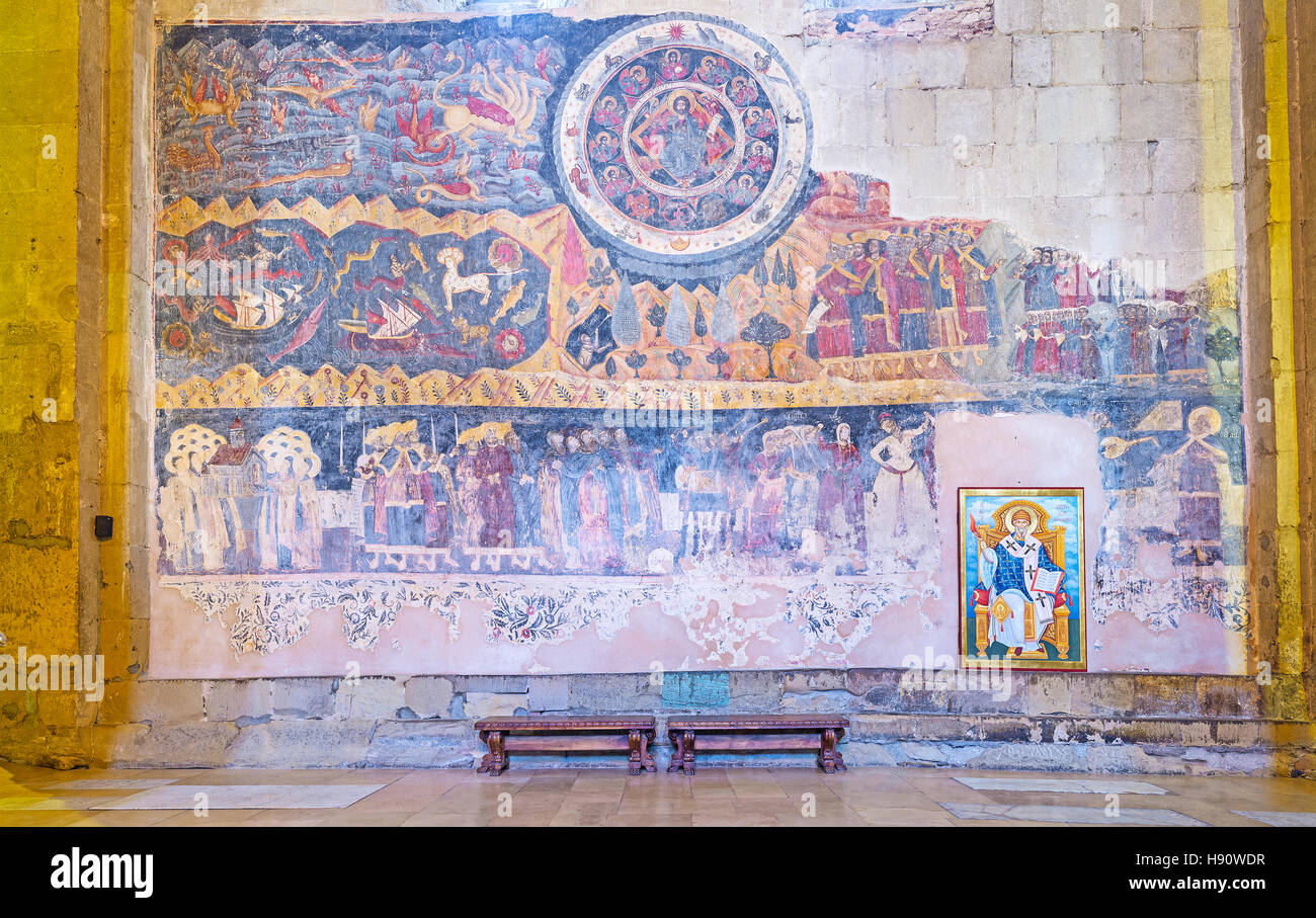 La fresque de la cathédrale de Svetitskhoveli restauré avec la Bête de l'Apocalypse, les figures de zodiaque et la noblesse médiévale Banque D'Images