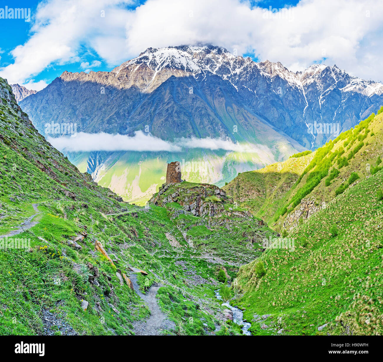 La tour en ruine parmi les gigantesques montagnes du Grand Caucase, situé entre et Gergeti Stepantsminda, Kazbegi, Géorgie. Banque D'Images