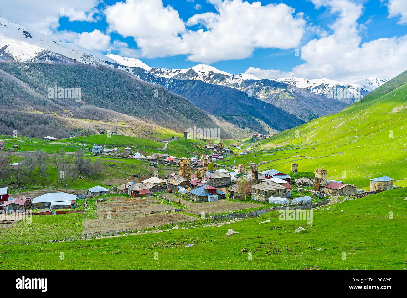 La pittoresque gorge Enguri avec le vieux tours en pierre d'Ushguli, Upper Svaneti, Georgia. Banque D'Images