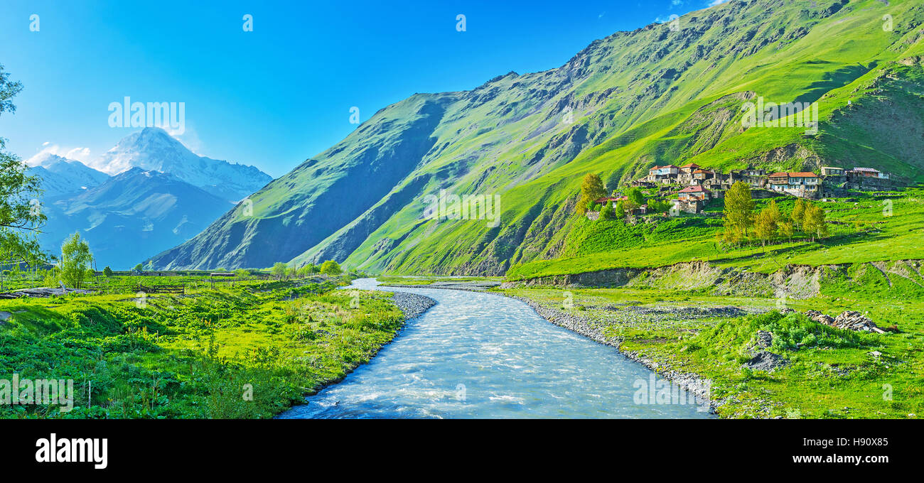 La pittoresque rivière montagne Snostskali s'étend le long des villages et des pâturages de l'ONS et de se jeter dans les gorges de Terek, Kazbegi, Géorgie. Banque D'Images