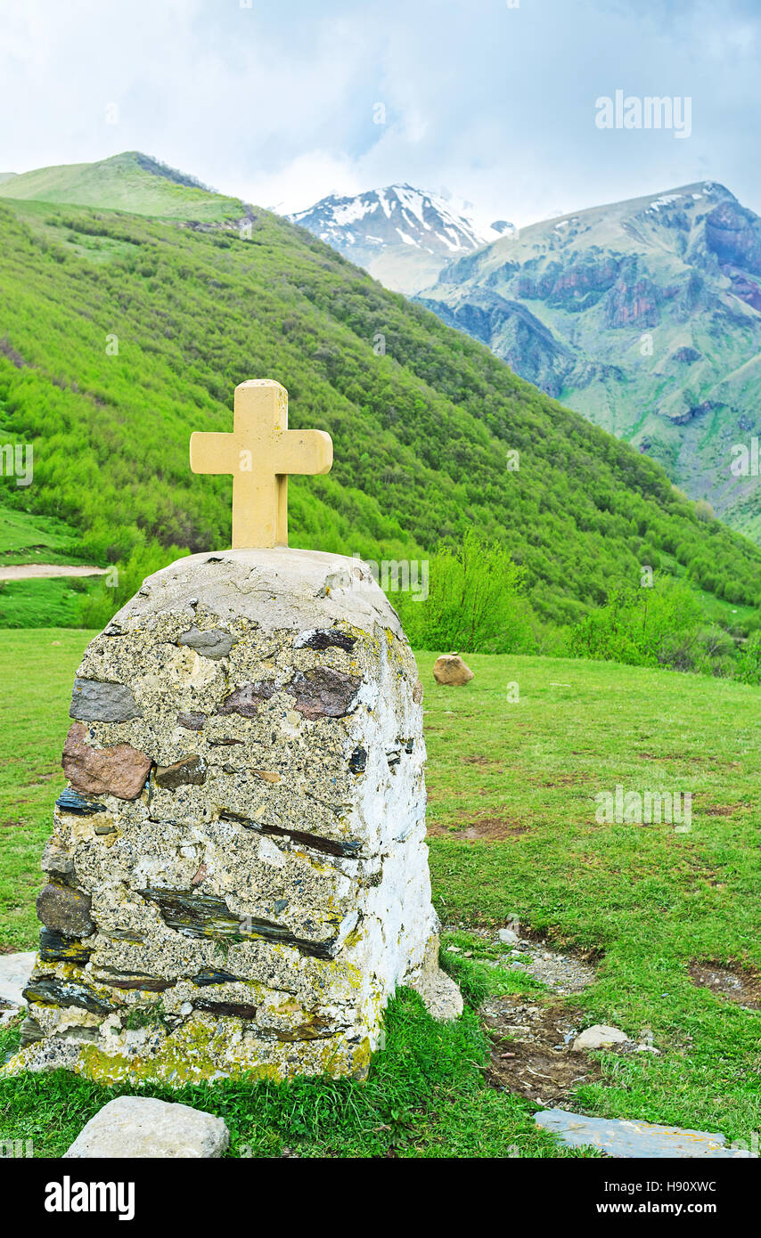 La petite chapelle dans une prairie d'altitude au pied du Mont Kazbek, Kazbegi, parc national, en Géorgie. Gergeti Banque D'Images