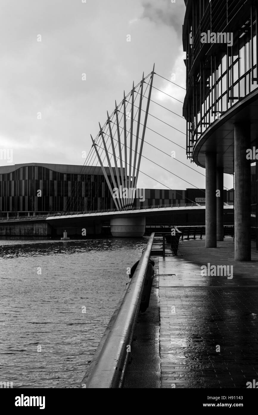L'architecture urbaine mediacity Manchester Salford Quays urwell itv imperial War Museum paysage pont moody Banque D'Images