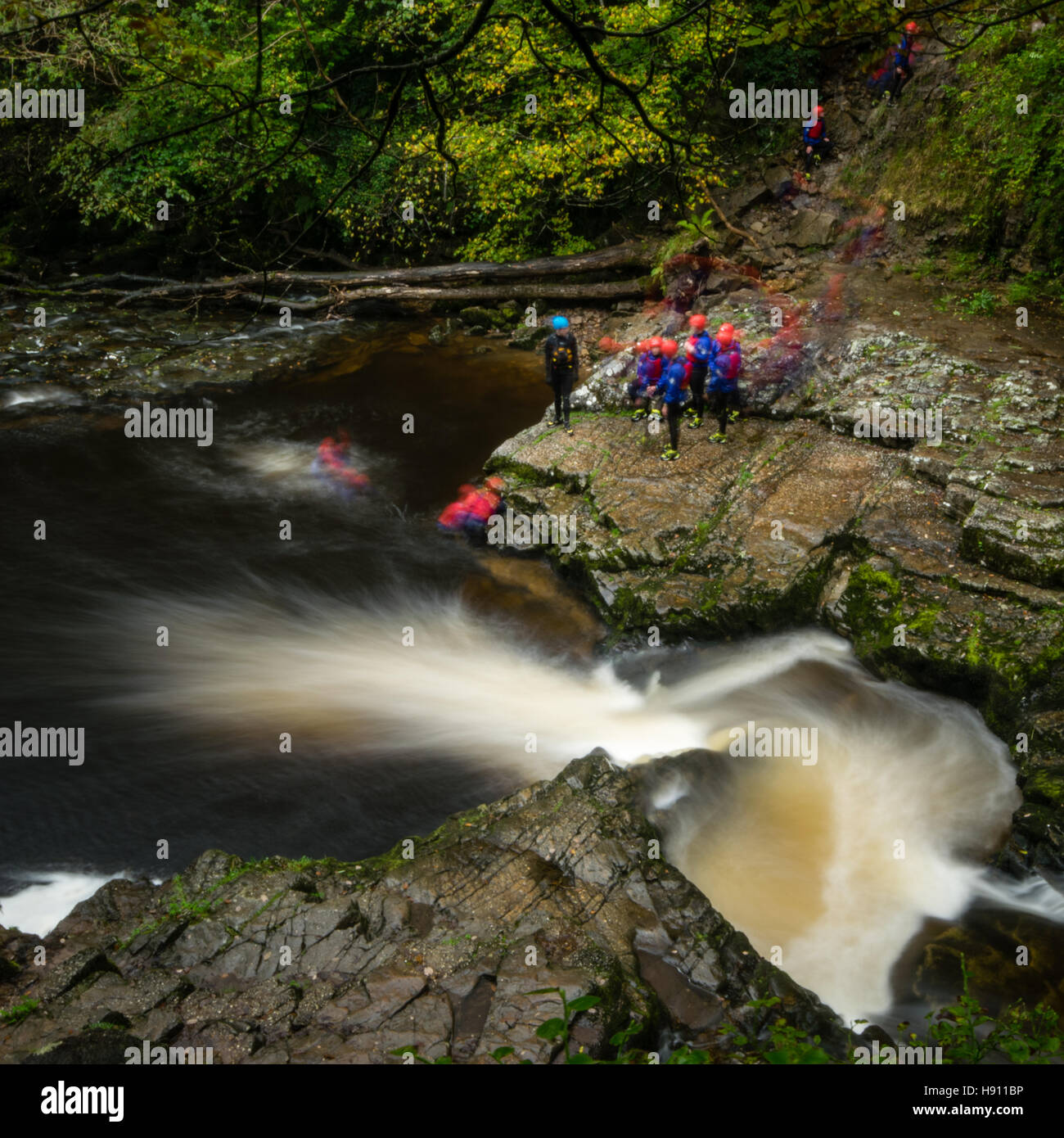 Brecon Beacons montagnes paysage rivière eau exposition longue cascade cascade de galles couleur Banque D'Images