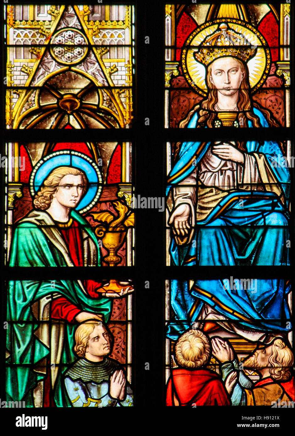 Vitrail représentant la Vierge Marie et de Saint John dans le ciel dans l'Église d'Alsemberg, Belgique. Banque D'Images