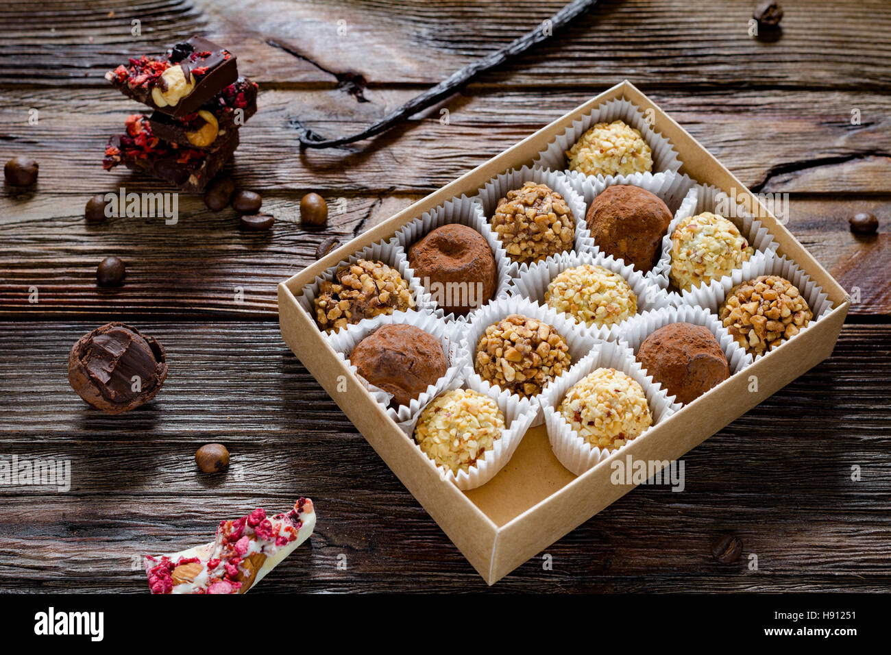 Boîte de chocolats, truffes au chocolat, divers, le chocolat blanc et praliné sur table en bois. Pas de truffe au chocolat bouchée. Banque D'Images