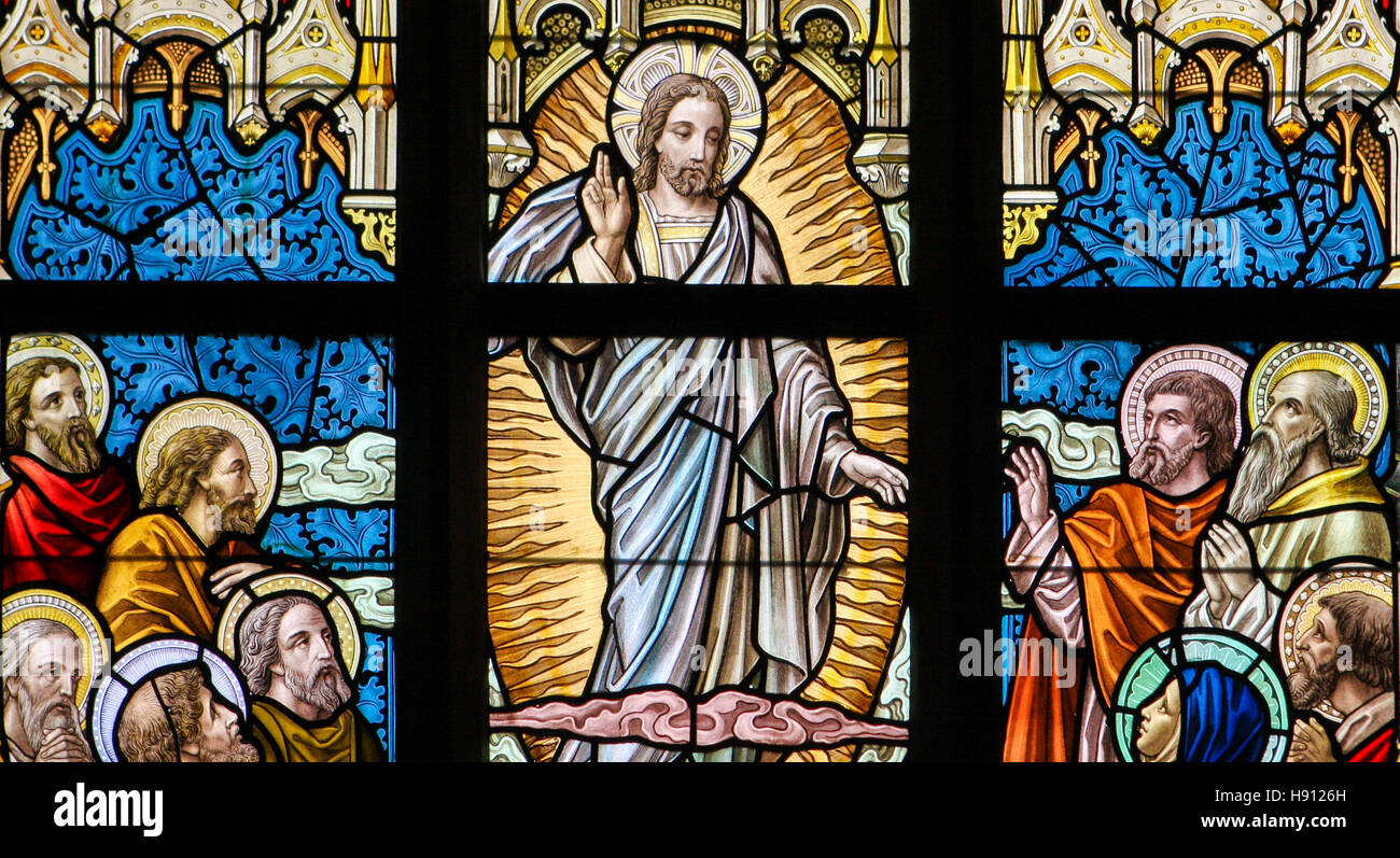 Vitrail représentant l'Ascension de Jésus Christ dans l'Église d'Alsemberg, Belgique. Banque D'Images