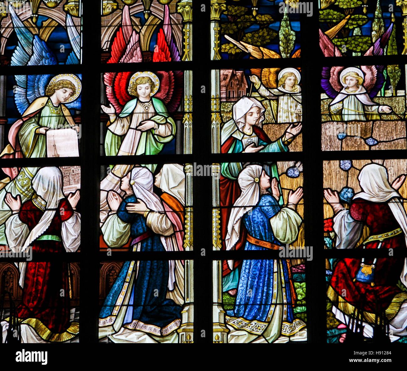Vitrail représentant des anges et des femmes dans l'Église d'Alsemberg, Belgique. Banque D'Images