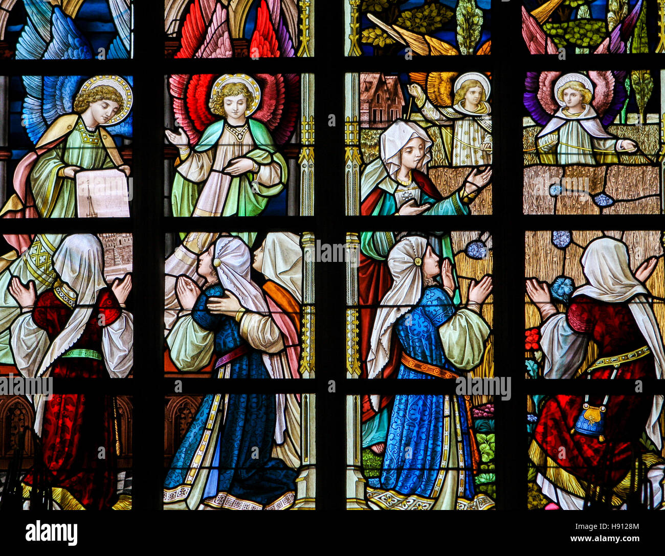 Vitrail représentant des anges et des femmes dans l'Église d'Alsemberg, Belgique. Banque D'Images