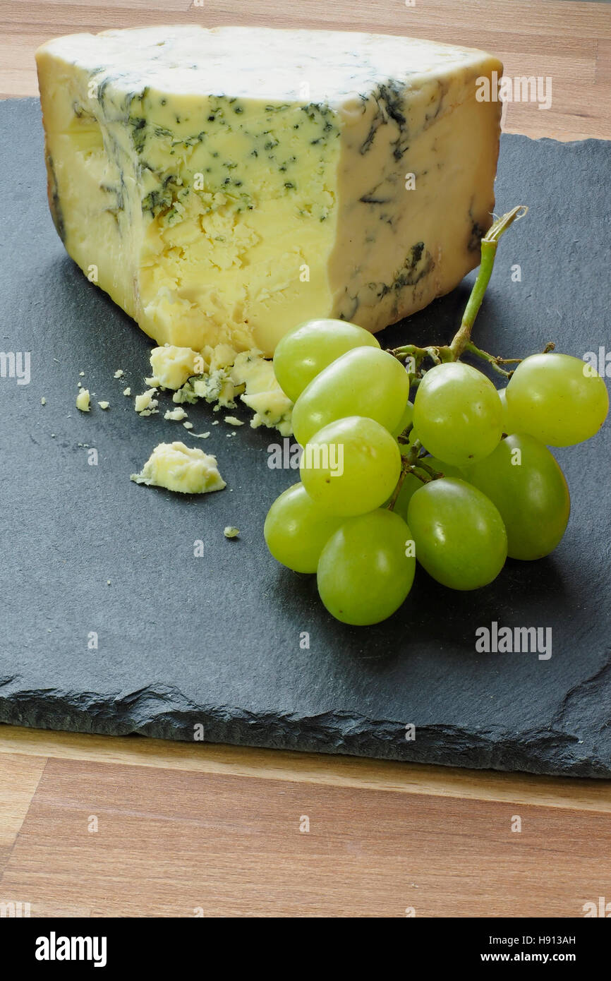 Blue Stilton cheese avec des raisins Banque D'Images